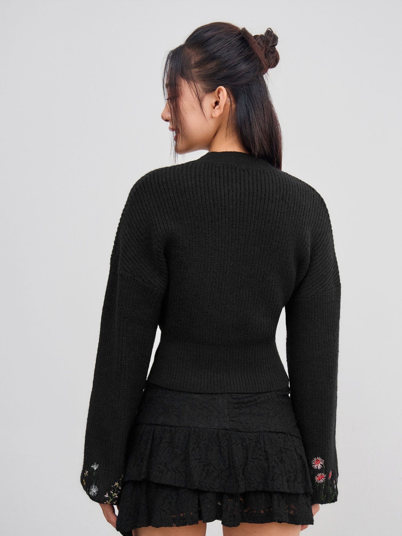 Éloïse – Embroidered Knit Crop Sweater