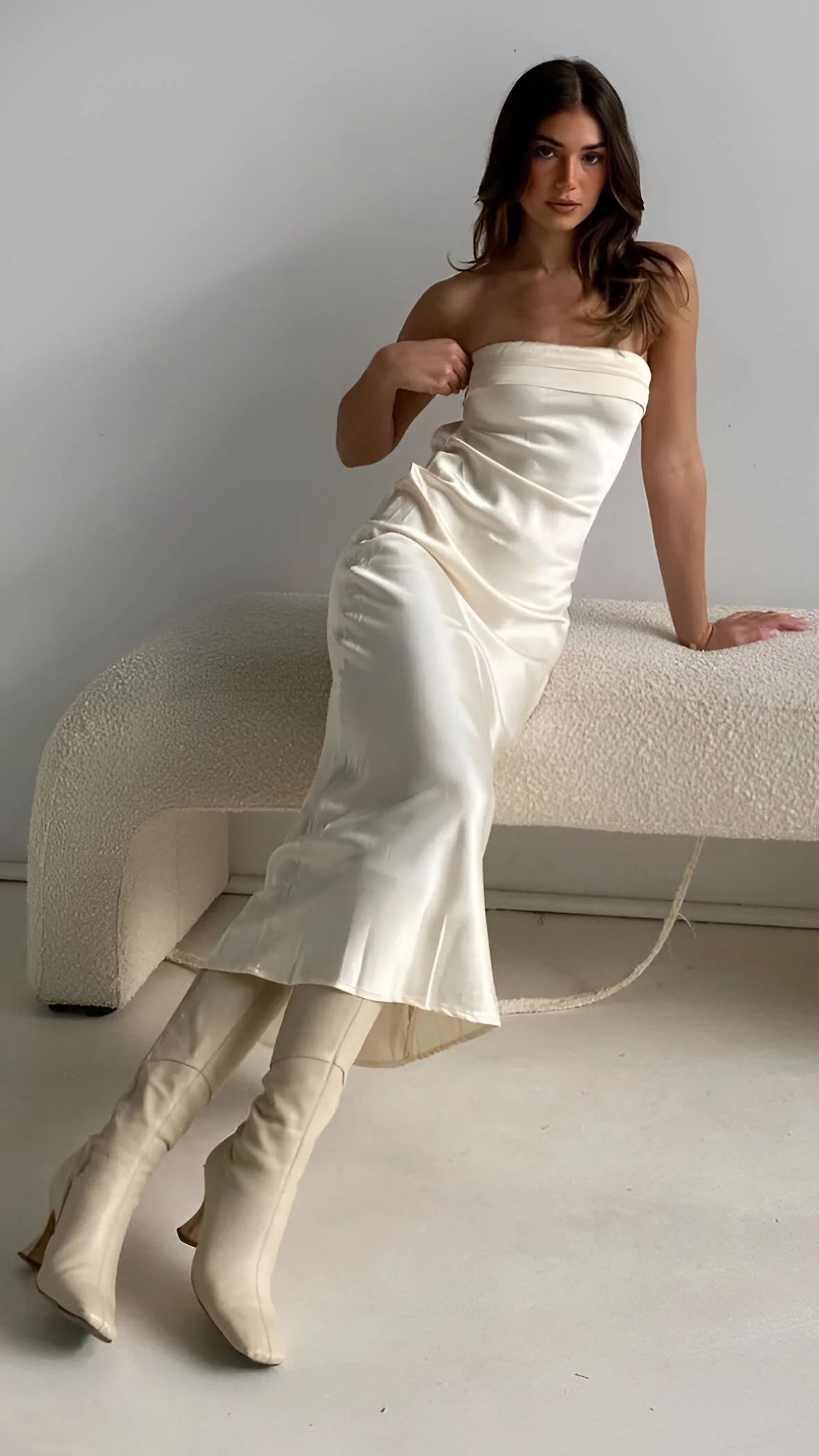 Aveline - Elegant Backless Silk Dress