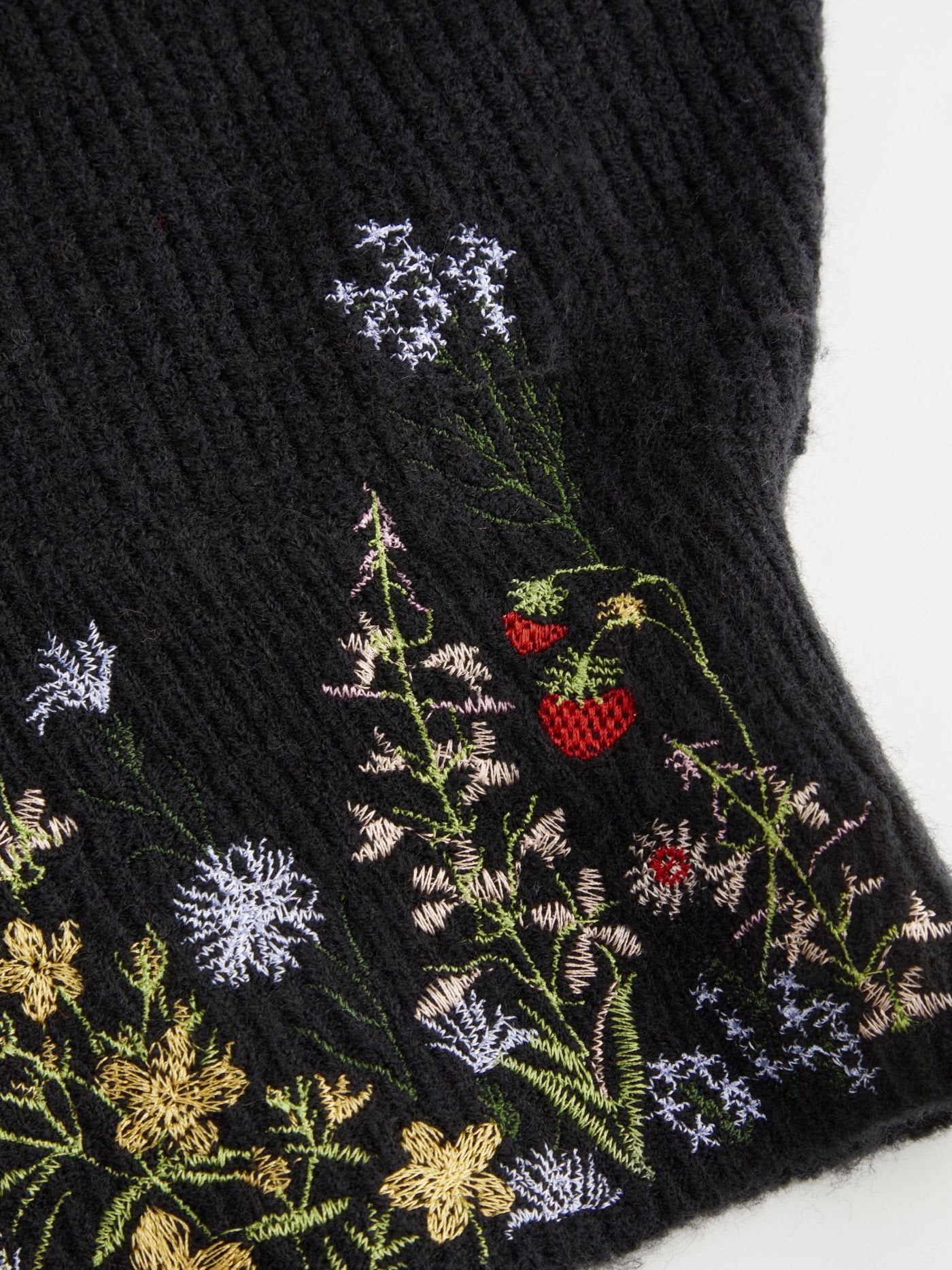 Éloïse – Embroidered Knit Crop Sweater