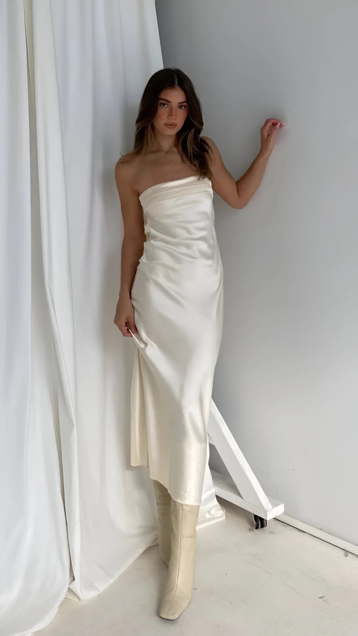 Aveline - Elegant Backless Silk Dress