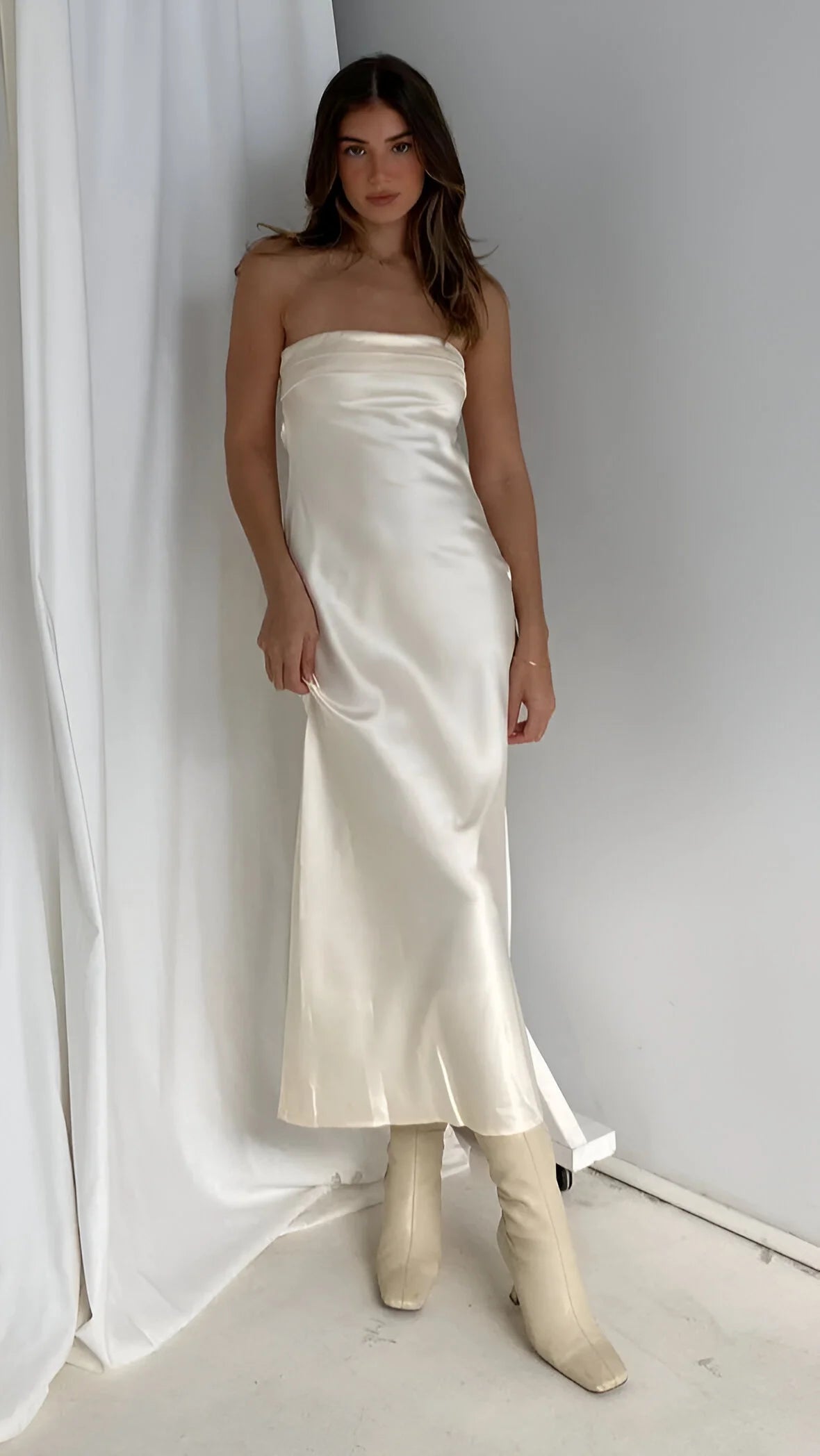 Aveline - Elegant Backless Silk Dress
