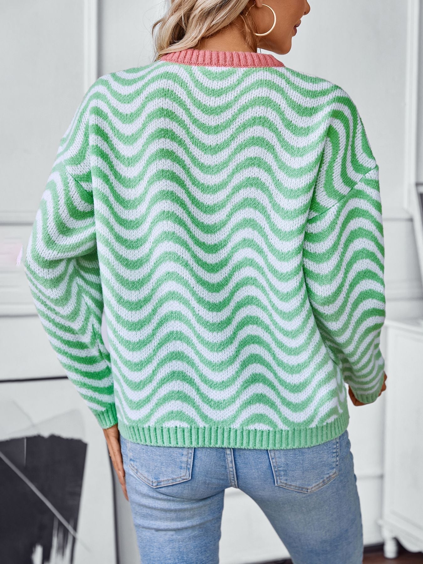 Dorthe – Sweater with Wavy Knit Pattern and Contrast Collar