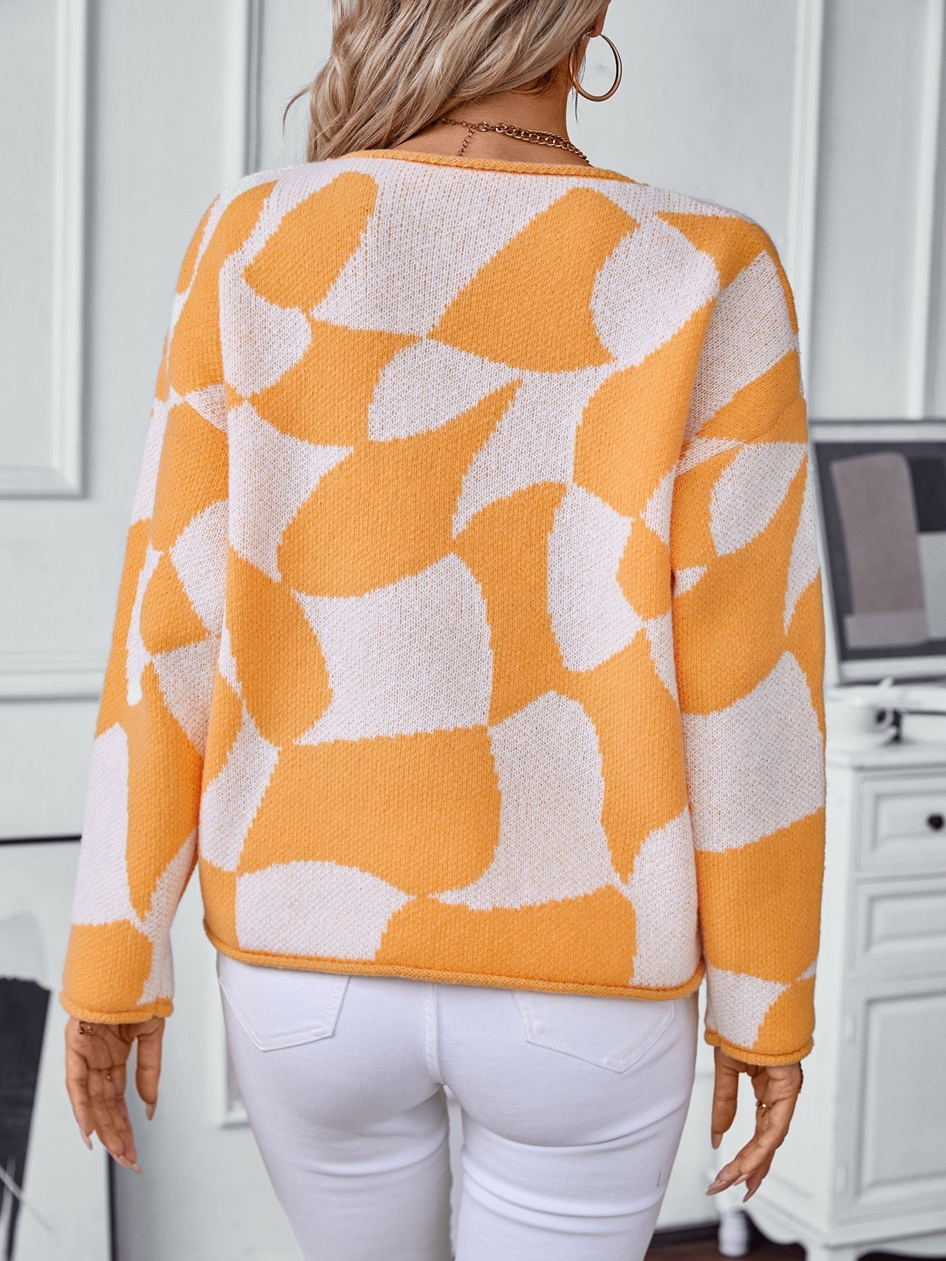 Solveig – Sweater with Geometric Pattern in Contrasting Color