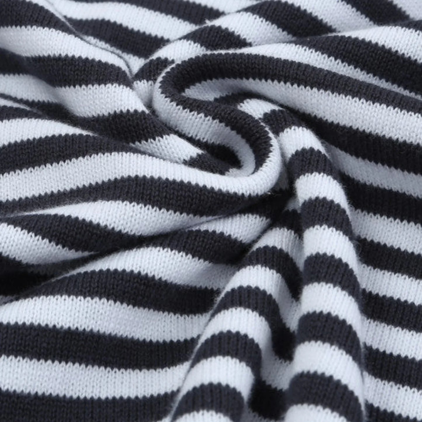 Dortea – Lightweight Striped Sweater