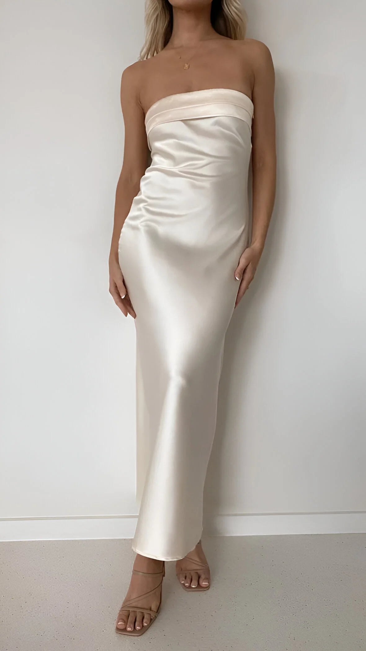 Aveline - Elegant Backless Silk Dress